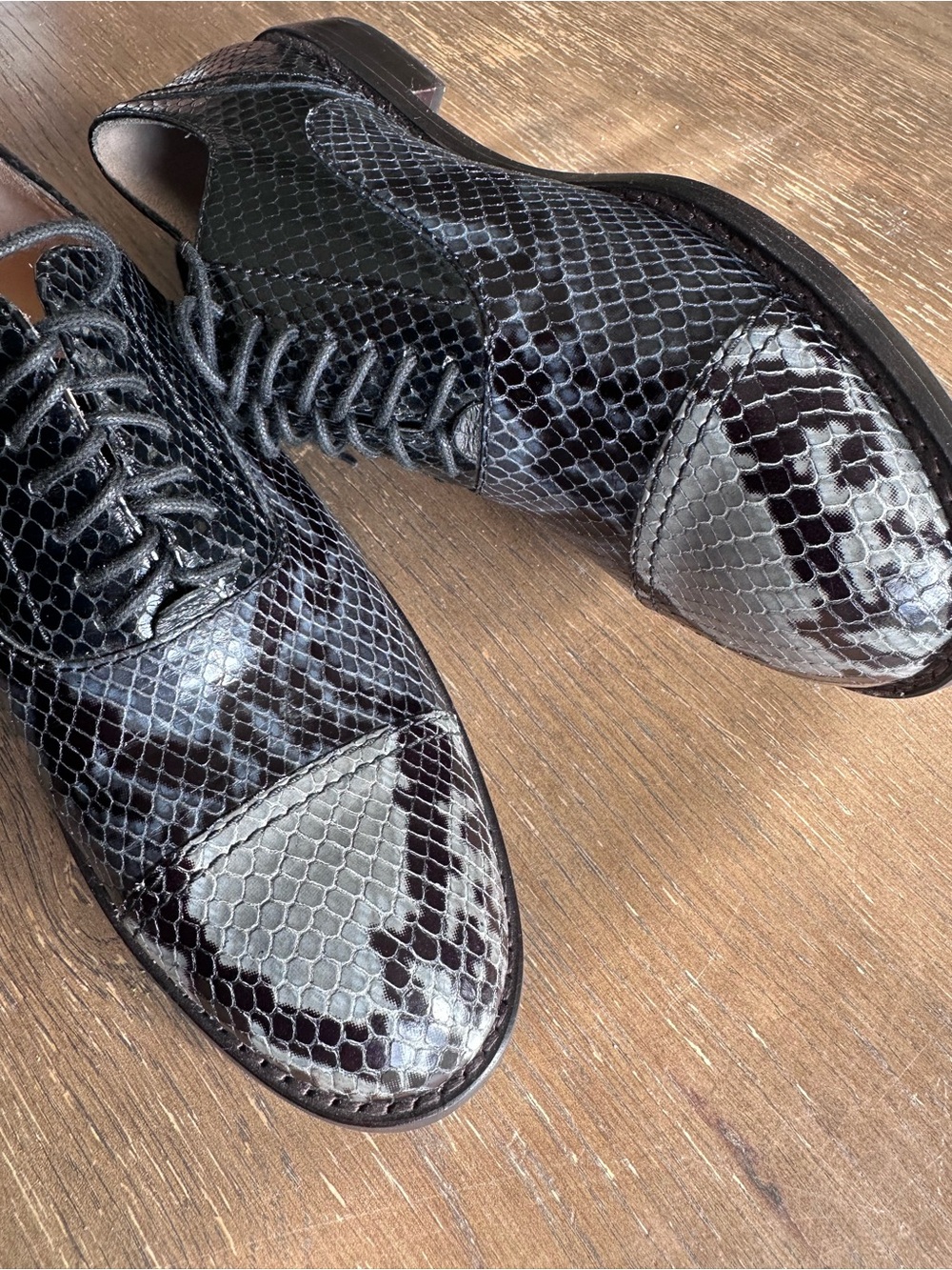 Marc Jacobs”Clinton” Black Patent Snakeskin Lace-Up Oxfords